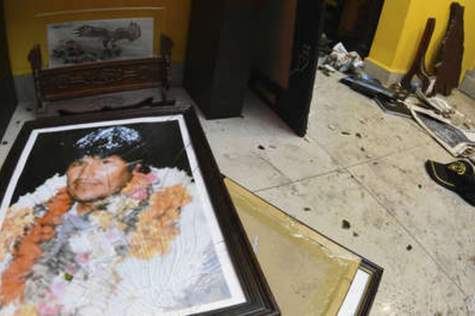 Los violentos destrozaron la casa de Evo Morales y quemaron sus cuadros.  (Fuente: Twitter)