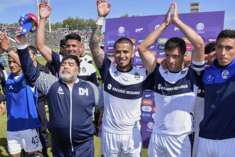 Maradona y sus jugadores festejaron el tercer triunfo consecutivo del Lobo. (Fuente: NA)