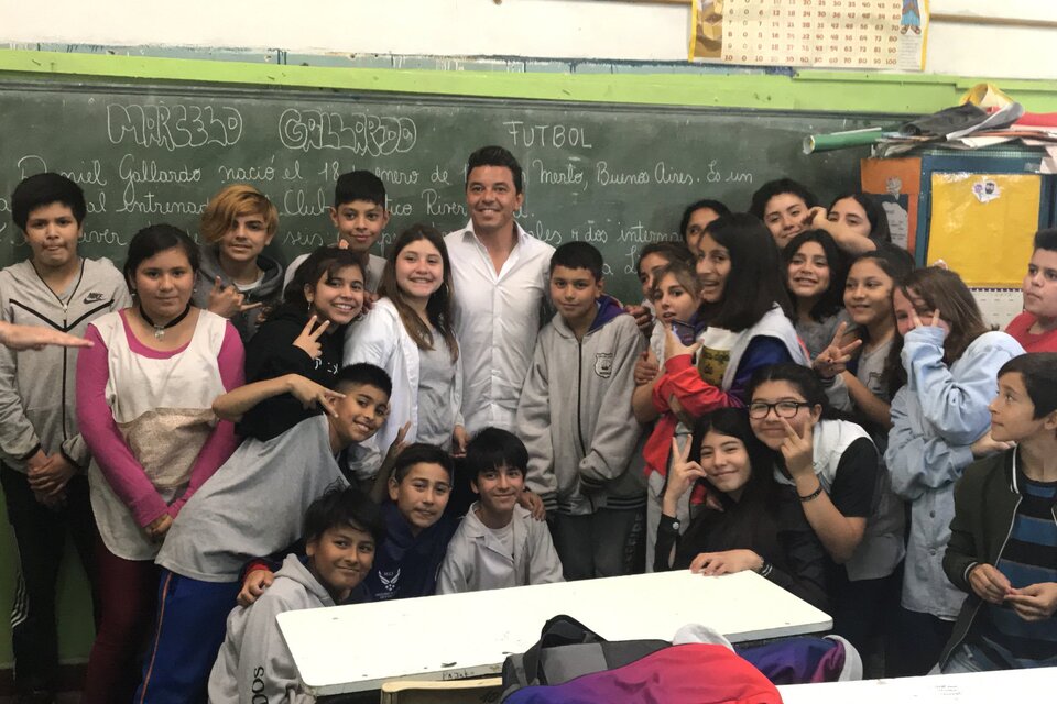 Gallardo, en la escuela donde hizo la primaria, junto a los actuales alumnos. (Fuente: Twitter Bibliotecas Futboleras)