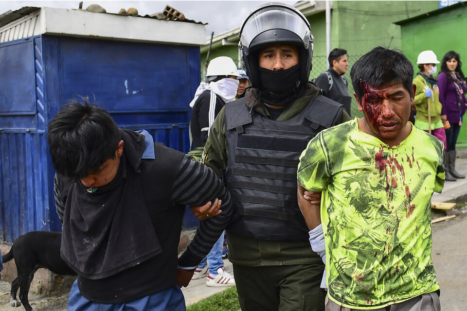 Simpatizantes de Evo Morales son reprimidos en La Paz. 