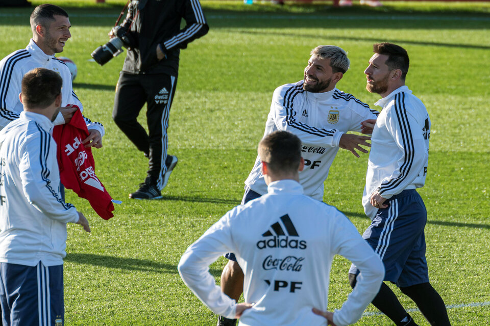 El Kun Agüero y Messi, en una práctica distendida con la Selección en Mallorca. (Fuente: EFE)