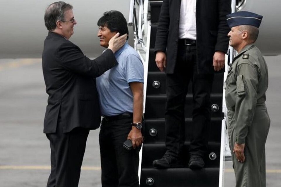 Evo Morales al llegar a México, junto al canciller de López Obrador, Marcelo Ebrard.  (Fuente: Twitter Evo Morales)