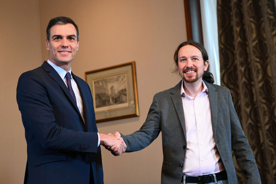 Sánchez e Iglesias, anunciando su alianza política. (Fuente: AFP)