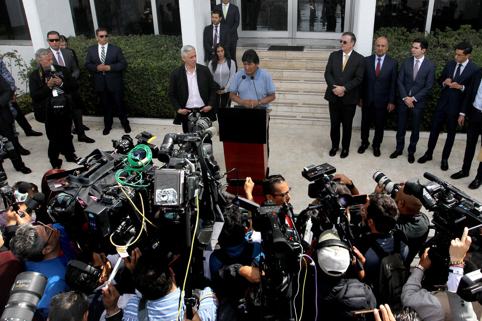 Conferencia de prensa de Evo Morales al arribar en la capital mexicana. (Fuente: EFE)
