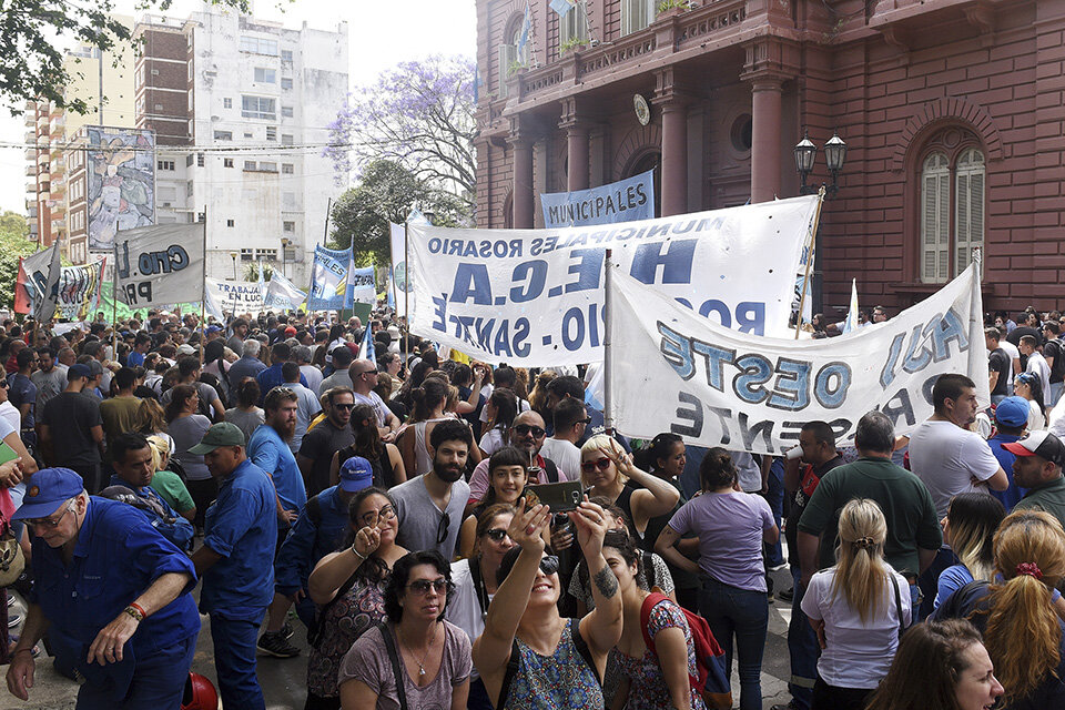 La movilización fue ayer al mediodía frente al Palacio de los Leones. (Fuente: Sebastián Granata)