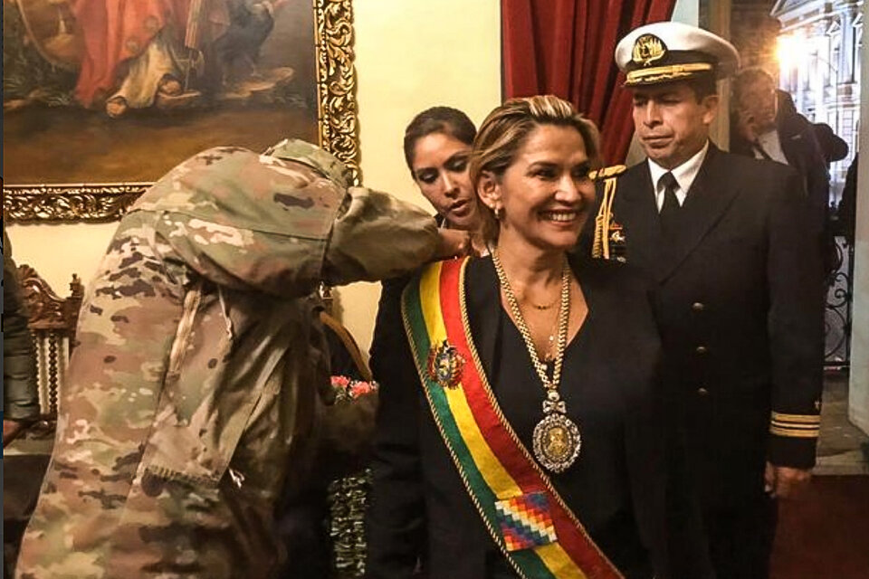 Un militar le coloca la banda presidencial a Añez,  autoproclamada presidenta sin quórum en el Congreso boliviano. (Fuente: EFE)