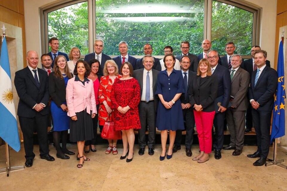 Alberto Fernández junto con la embajadora de la UE, Aude Maio-Coliche, y el resto de los embajadores europeos.