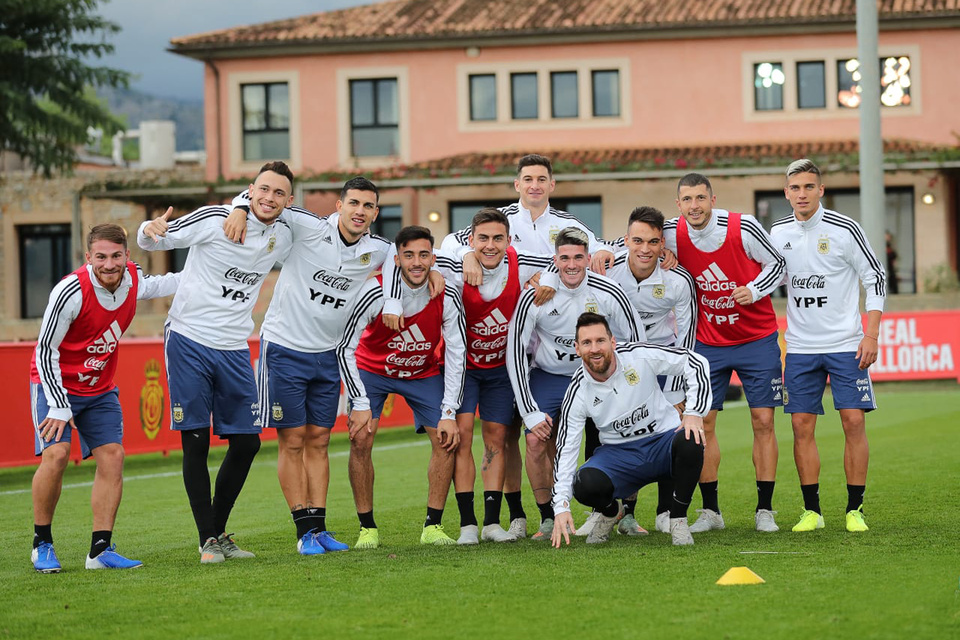 Los jugadores posan en el predio de Mallorca.