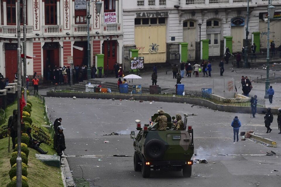 Una imagen que resume lo que se vivió en La Paz esta tarde.  (Fuente: AFP)