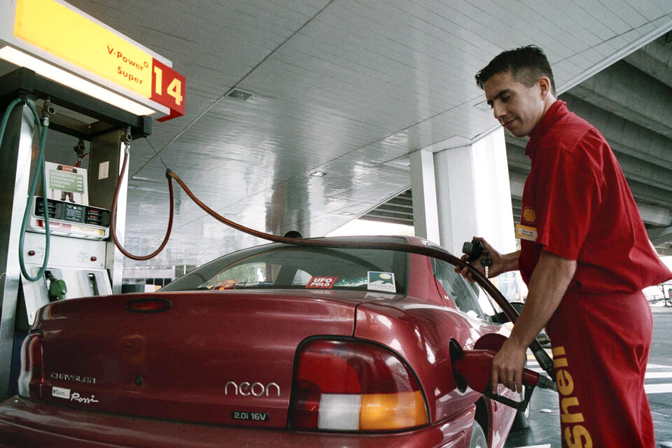Tras el fin del congelamiento de precios, las naftas subieron entre un 4 y un 6 por ciento. (Fuente: NA)