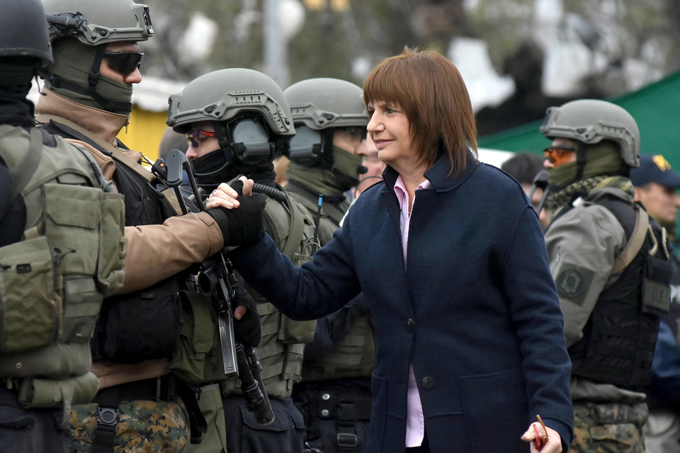 Patricia Bullrich en junio de 2017, durante un operativo en la Villa 1-11-14. (Fuente: DyN)