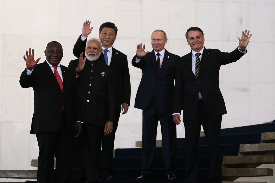 Los líderes del Brics saludan después de sacarse la foto oficial de la cumbre.