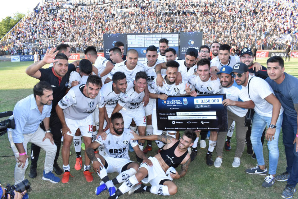 Festejo de los santiagueños tras la clasificación a la final de la Copa Argentina. (Fuente: Prensa Central Córdoba SdE)