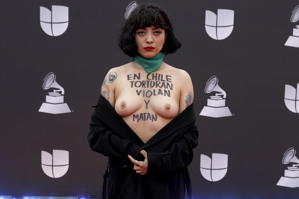 Mon Laferte en los Latin Grammy: la denuncia en el cuerpo  (Fuente: AFP)