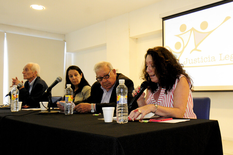 El papel estuvo formado por Cristina Caamaño, titular de Justicia Legítima, Julio Maier, Ana María Careaga y Gianni Tognoni. (Fuente: Alejandro Leiva)
