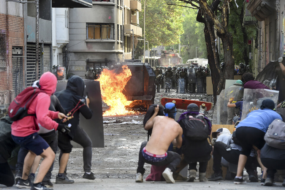 Pacos, piquetes y la batalla diaria en las calles de Santiago. (Fuente: AFP)
