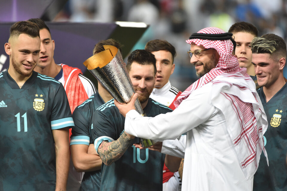 Messi levanta el trofeo tras la victoria ante el clásico rival. (Fuente: AFP)