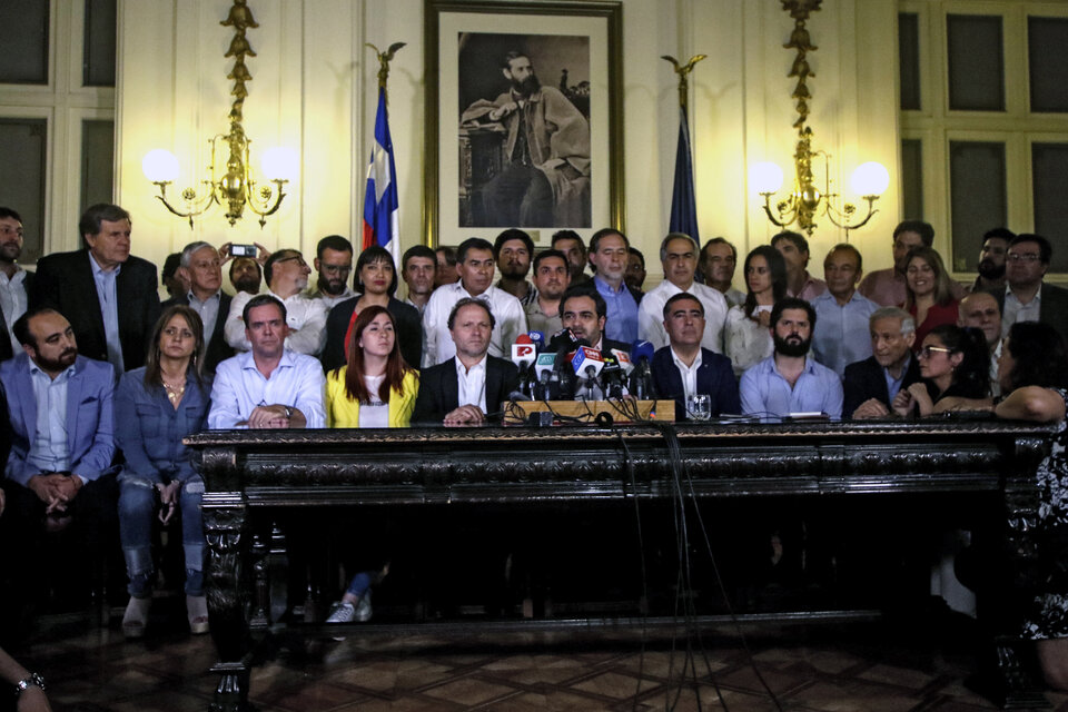 Legisladores chilenos anuncian la hoja de ruta constitucional. (Fuente: AFP)