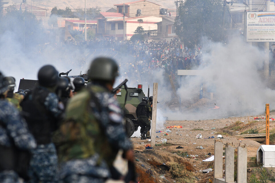 Represión policial en Huaillani, Cochabamba, contra cocaleros simpatizantes de Morales. (Fuente: EFE)