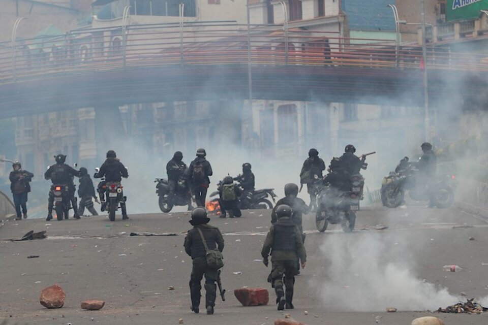 Las fuerzas de seguridad reprimen en Bolivia desde la consumación del golpe.  (Fuente: EFE)