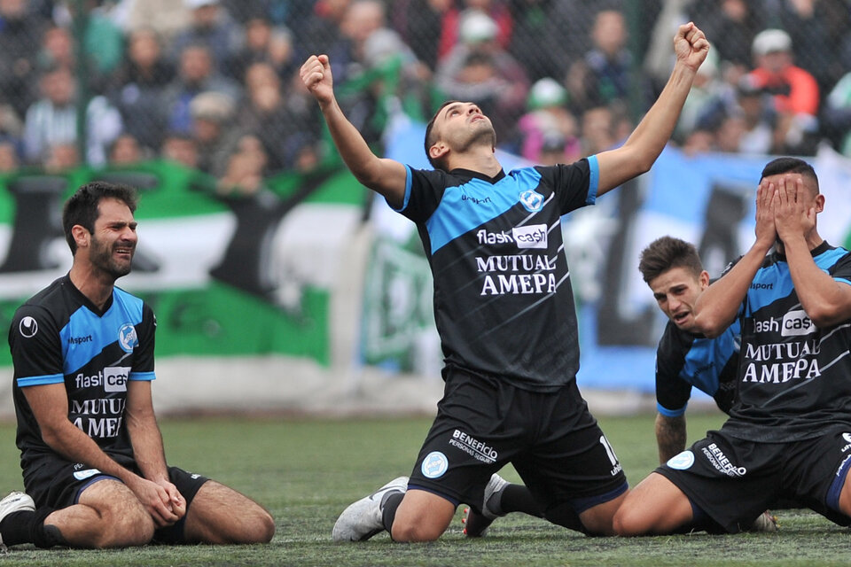 La emoción de los jugadores de Villa San Carlos por el ascenso. (Fuente: Télam)