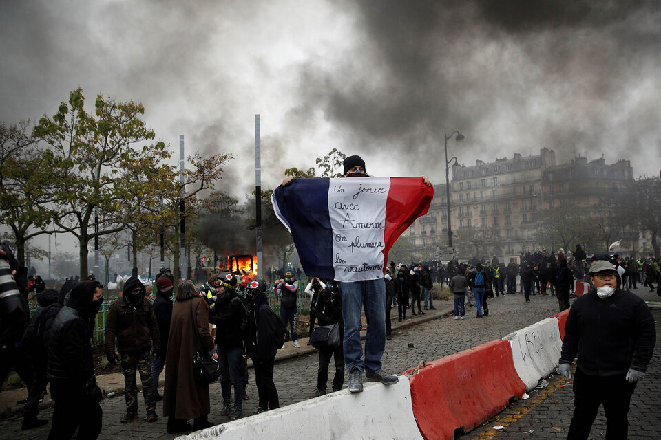 la violencia que se desató aún  antes  de que los manifestantes iniciaran la marcha condujo al prefecto de París a prohibir la manifestación. (Fuente: AFP)
