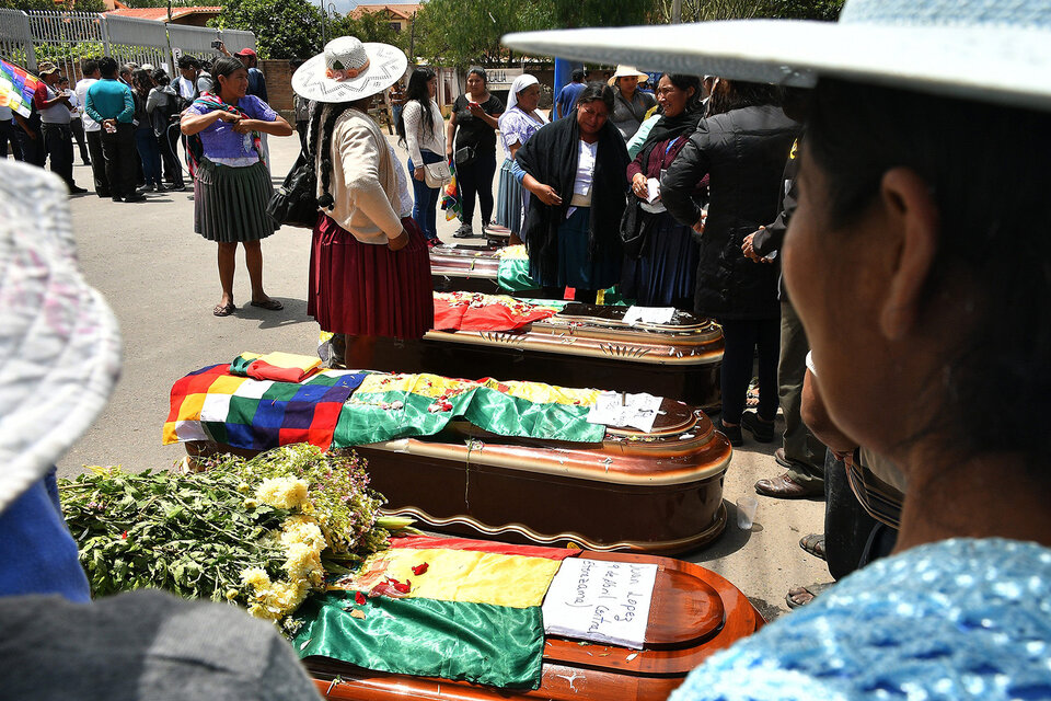 En Cochabamba, ciudadanos rodean los féretros de los muertos en la represión de Sacaba. (Fuente: AFP)