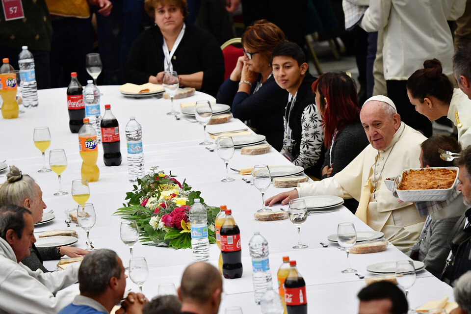 El Papa compartió un multitudinario almuerzo en la Jornada Mundial de los Pobres.  (Fuente: AFP)