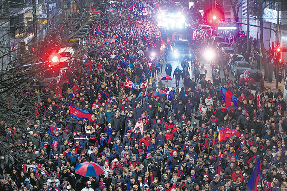 Una multitud con los colores azulgranas tomó las calles con bombos, banderas y sombrillas. (Fuente: Julio Martín Mancini)