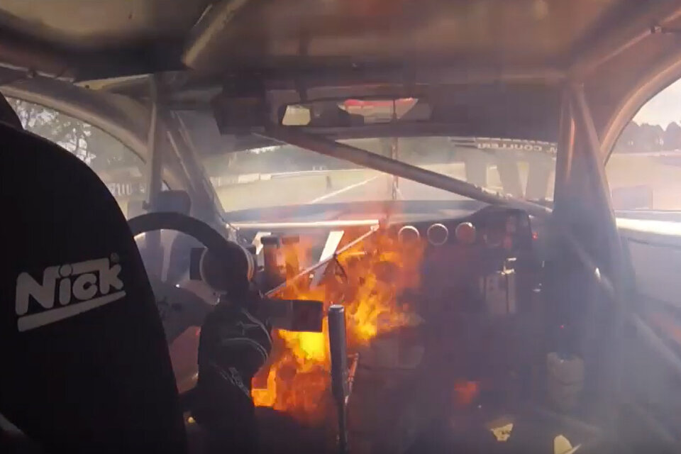 Brezzo siguió manejando, con su auto totalmente en llamas. (Fuente: Captura de Carburando)