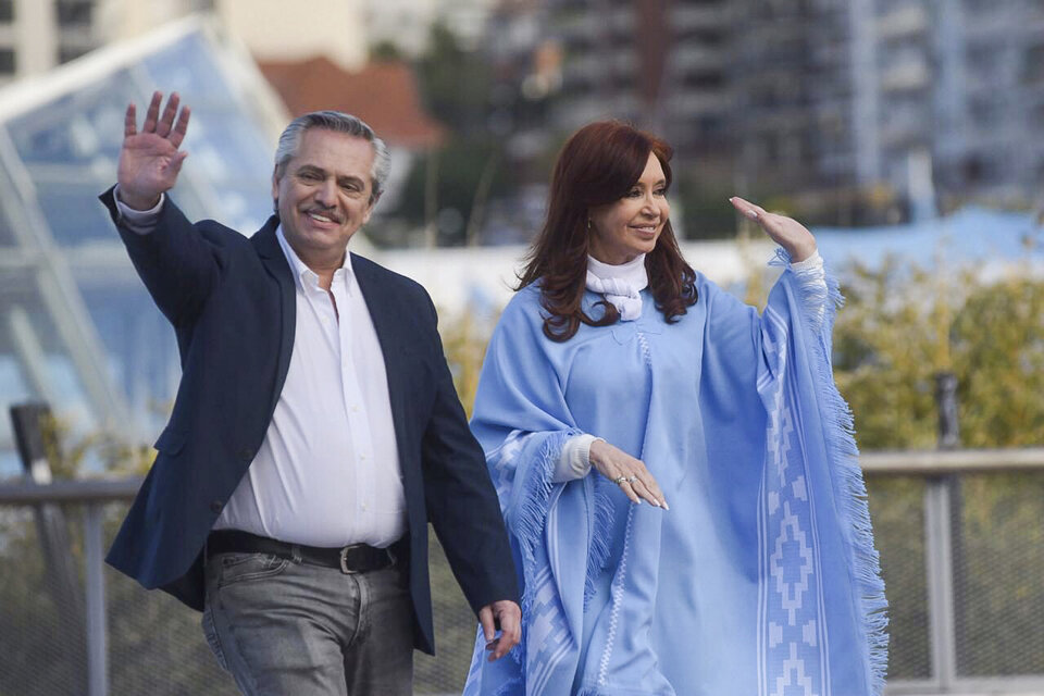 Los integrantes de la fórmula presidencial juntos en el cierre de campaña en Mar del Plata.