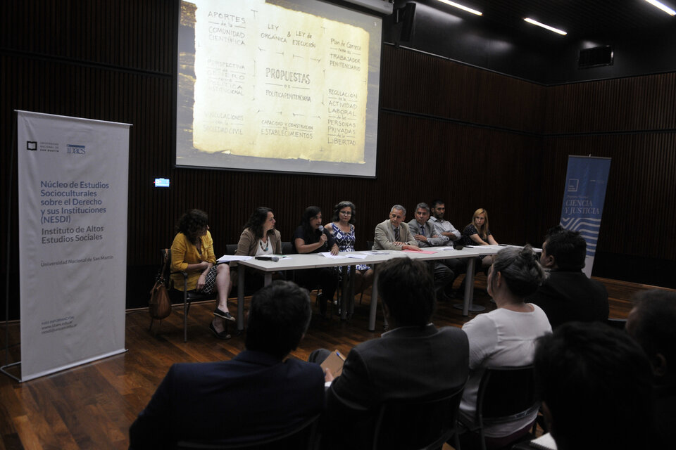 El panel de presentación del informe, en el Centro Cultural de la Ciencia. (Fuente: Sandra Cartasso)