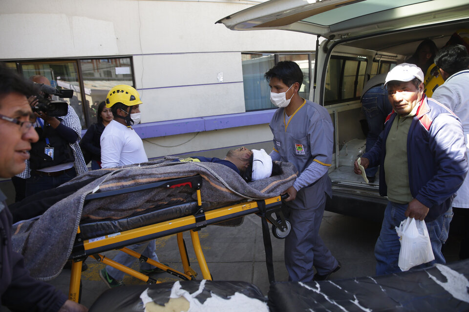 Traslado de heridos después de la represión en El Alto. (Fuente: EFE)