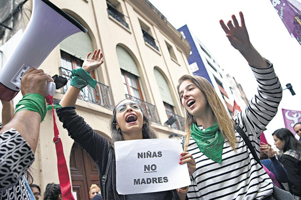 Las protestas en Tucumán por el caso de Lucía, la nena de 11 años a quien sometieron a una cesárea no deseada. (Fuente: Juan Pablo Sánchez Noli)