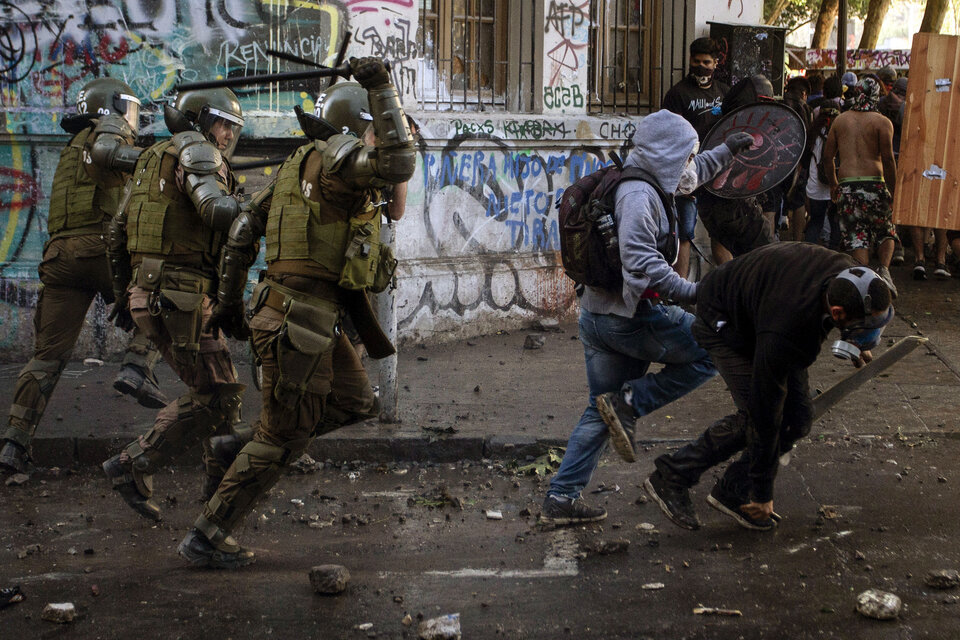Palos policiales a manifestantes en Santiago. (Fuente: AFP)