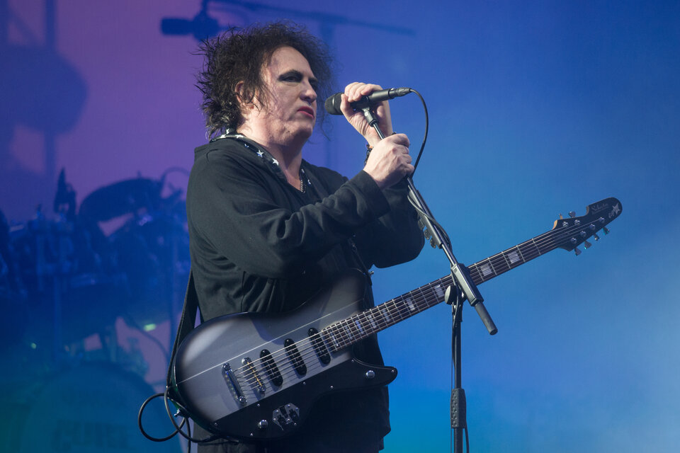 Robert Smith, con su maquillaje recargado como en los años dorados del rock gótico. 