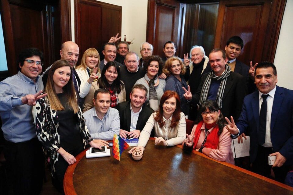 Cristina Kirchner con senadores y diputados del Parlasur.