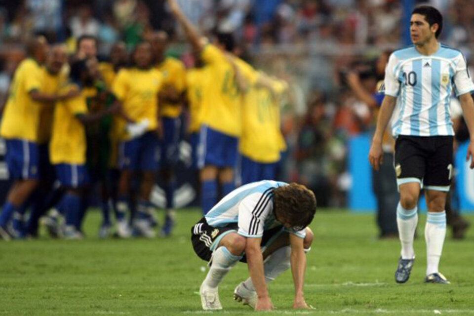 Ni Messi ni Riquelme pudieron evitar el 0-3 con Brasil en la final de 2007. (Fuente: AFP)