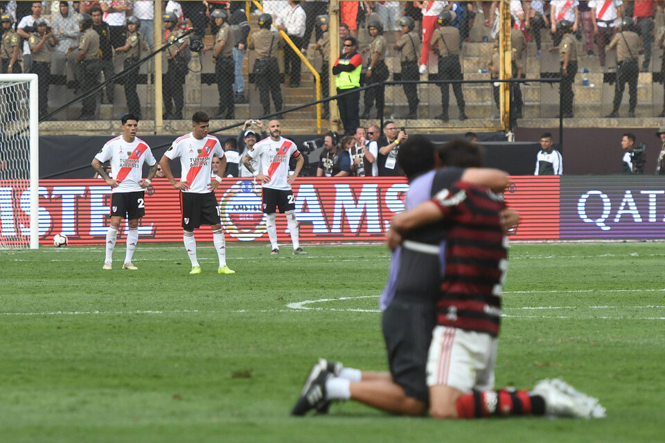 El lamento de los futbolistas de River, que no pudieron conquistar el bicampeonato en Lima. (Fuente: Télam)