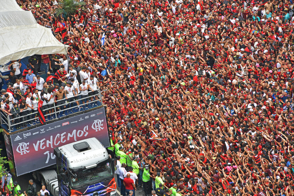 Decenas de miles de "torcedores" celebraron con los jugadores de Flamengo. (Fuente: AFP)