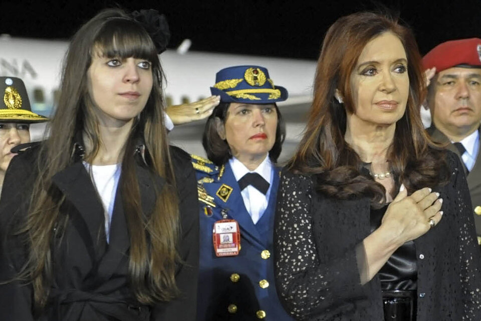 Cristina Fernández de Kirchner viajó esta madrugada a Cuba para visitar a su hija Florencia Kirchner. 