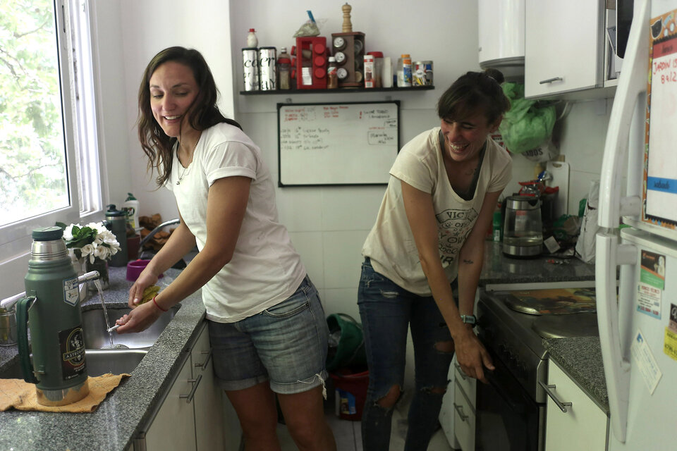 Laura y Candelaria se ríen en la cocina, antes de irse a jugar el clásico Excursionista-Defensores de Belgrano. (Fuente: Dafne Gentinetta)