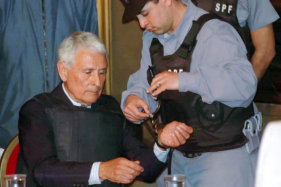 El represor Miguel Etchecolatz, uno de los procesados por el asesinato de María Vicenta y cinco militantes montoneros. (Fuente: Télam)