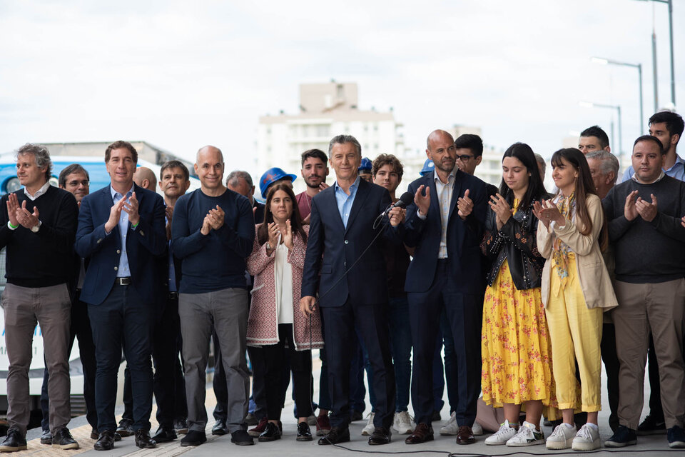 Foto grupal en la inauguración del viaducto de Pompeya. (Fuente: Télam)