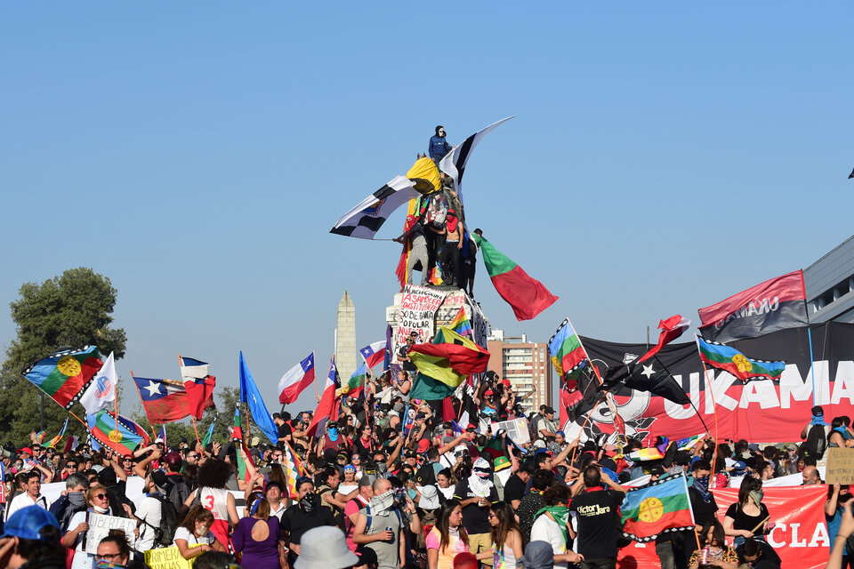 La protesta continua en el centro de Santiago con banderas chilenas y mapuches. (Fuente: AFP)