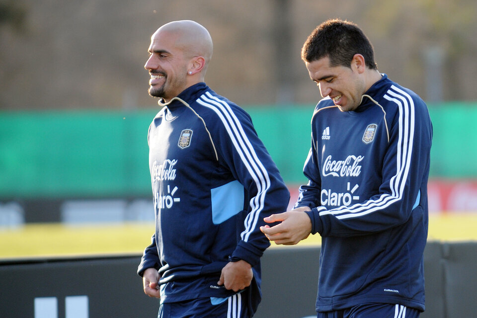 Verón y Riquelme, disfrutando juntos de su etapa en la Selección Argentina. (Fuente: NA)