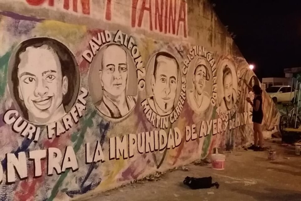 Mural pintado por familiares