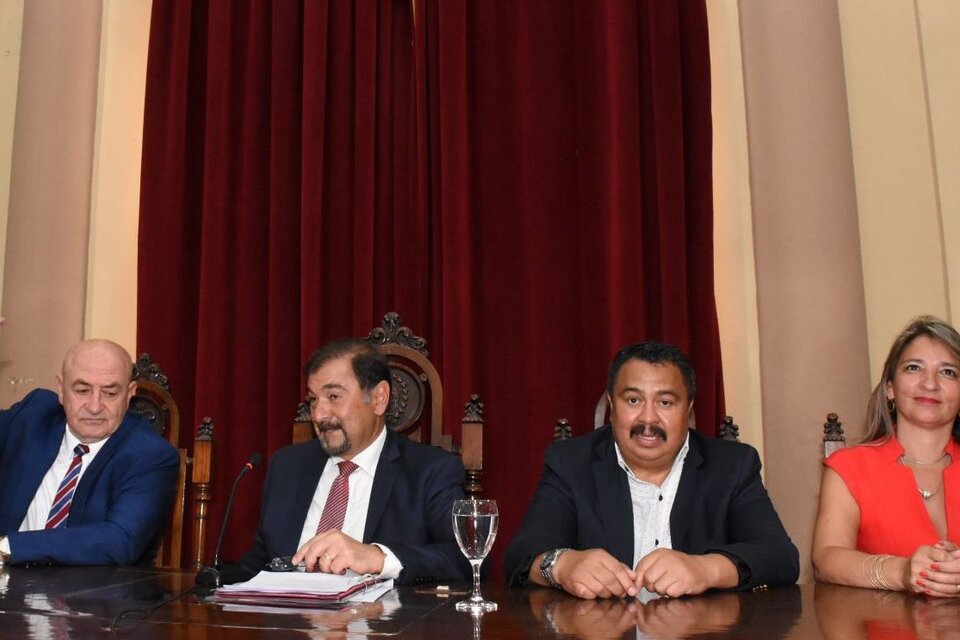 Las autoridades del Senado junto al presidente saliente, Miguel Isa 