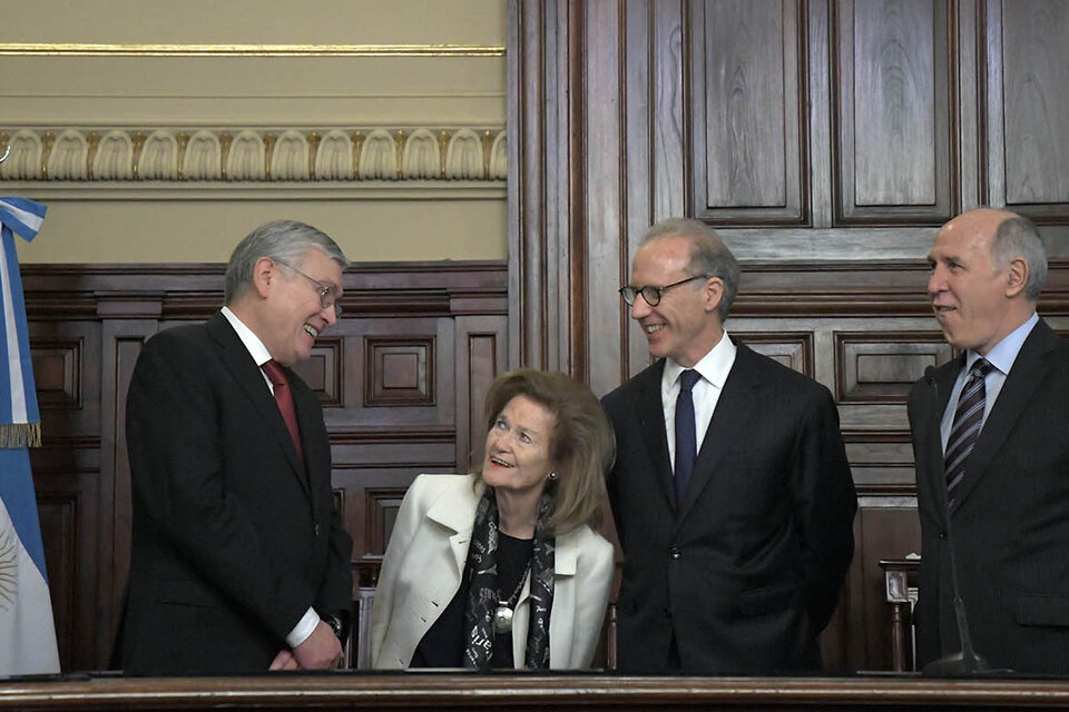 El senador Pais, durante el acto de jura, ante la presencia de los miembros de la Corte Carlos Rosenkrantz, Elena Highton de Nolasco y Ricardo Lorenzetti.