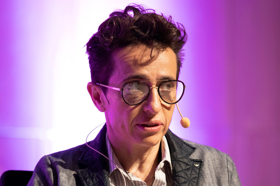 Entre las invitadas se destaca la periodista y activista ruso-estadounidense Masha Gessen. 